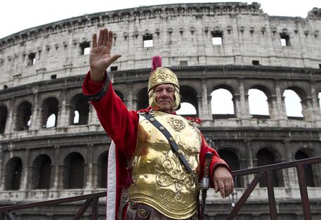 Nuovo reato ideologico: "il saluto romano"