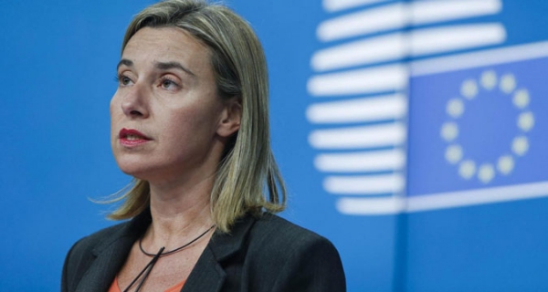 Mogherini e UE: in ginocchio davanti a re, emiri, sceicchi. Ecco perché