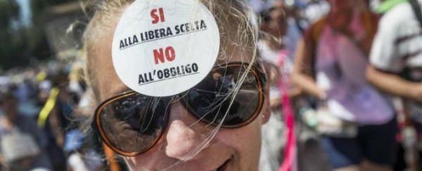 Vaccini: dopo lo schiaffo di Pesaro, il governo impone la fiducia e si rifiuta di mediare