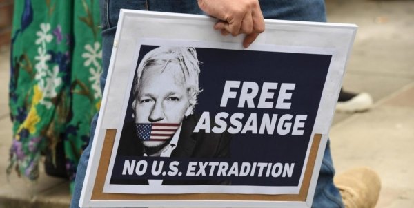 Assange e le manette alla libertà di stampa