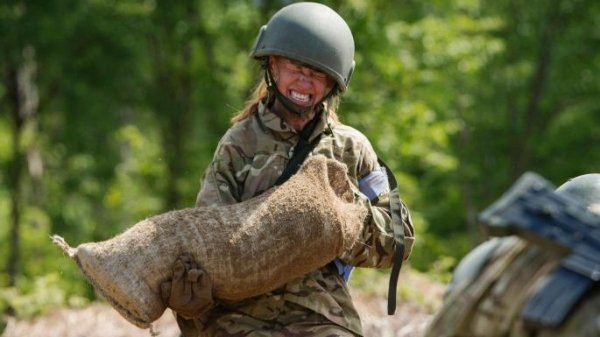 Le strane donne che vogliono fare la guerra