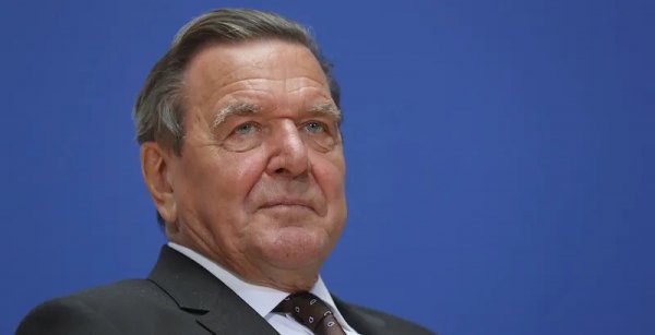 Un giorno la Storia riconoscerà in Gerhard Schroeder il più grande statista tedesco del Dopoguerra