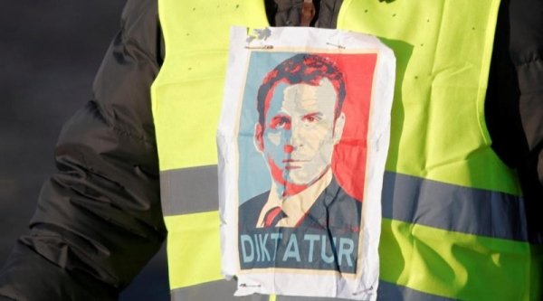 Macron (a parole) si è pentito. A quando il mea culpa dei macronisti all'italiana?