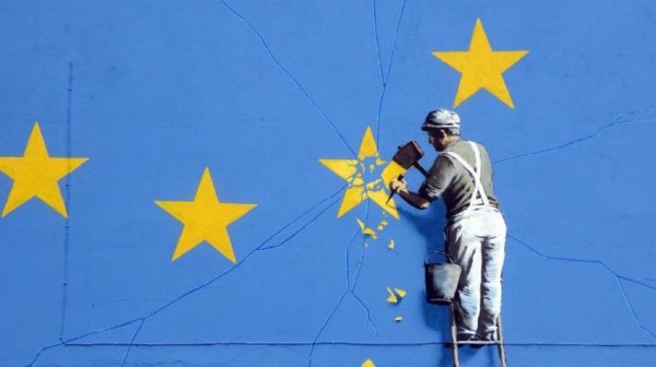 L'Unione Europea con le spalle al muro presa nella morsa della lotta tra Stati Uniti e Russia