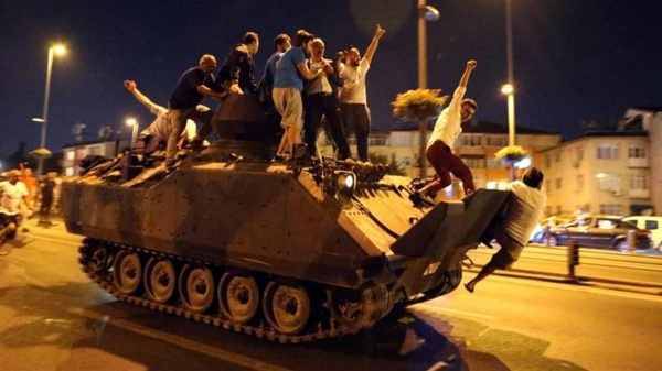 Chi c’è dietro il «golpe fasullo» in Turchia, e che cosa succede ora