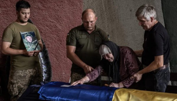 Gli ucraini vengono mandati a morire sui campi minati russi per compiacere le istituzioni finanziarie occidentali