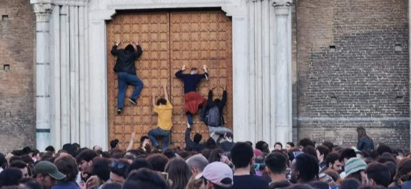 L'abbrutimento delle giovani generazioni è il corrispettivo del servilismo della classe dirigente che sta distruggendo il futuro di questa nazione