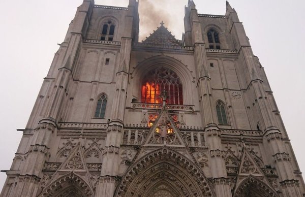 Grazie a Dio hanno incendiato un'altra cattedrale