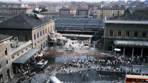 Chi sono i terrapiattisti nella strage di Bologna?