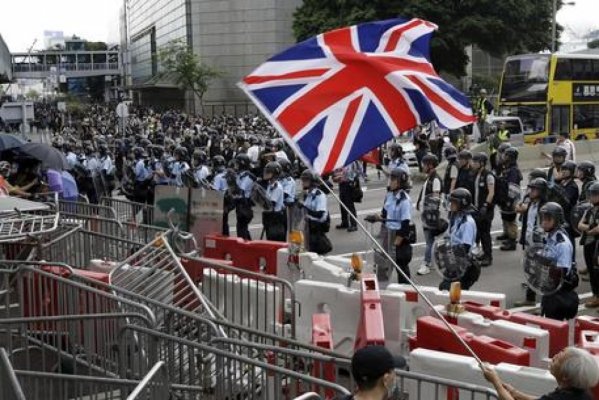 Parigi, "i sabati dei Gilet jaunes", Hong Kong e i "sabati degli ombrelli". Vive la difference, madame Mogherini (ameremmo però capire quale)