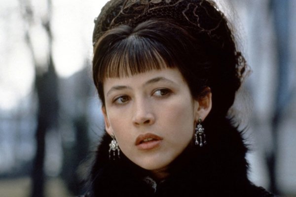 La ribellione di Sophie Marceau: leggere Tolstoj per liberarsi dalla noia del gossip