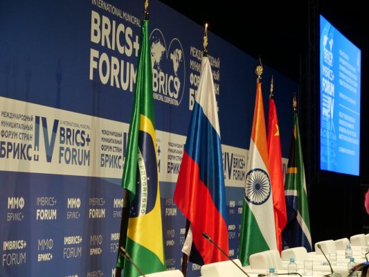 I Brics riuniti a San Pietroburgo sfidano il monopolio di Washington