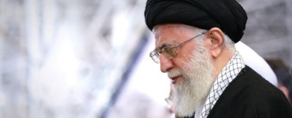 Sovranisti, ma servi degli americani: Trump ci chiede di schierarci contro l’Iran, noi obbediamo (anche se ci perdiamo)