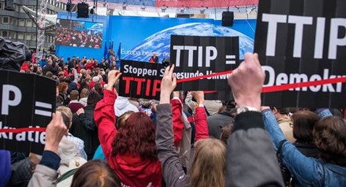 Primo effetto Brexit: Il vice di Merkel dichiara morto il TTIP