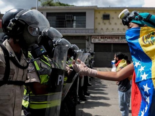 Maduro o Guaidó? Chi ha ragione? Di chi è la colpa, qui?