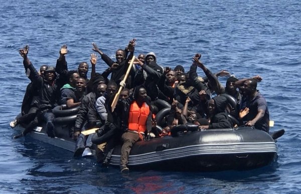 La tratta dei "nuovi schiavi" nel Mediterraneo prosegue e causa nuove vittime (ma non fa notizie)