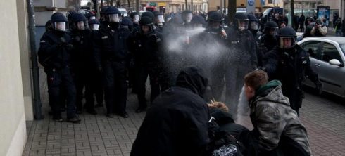 Tardivo mea culpa della Merkel sugli immigrati. Ma da Berlino a Dallas tira aria (pesante) di rivolta