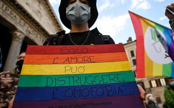 “Omofobo” is the new "fascista". Il pensiero debole ci va giù pesante
