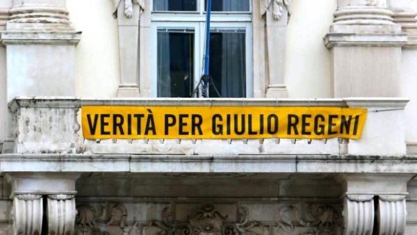 Regeni, uno striscione infinito