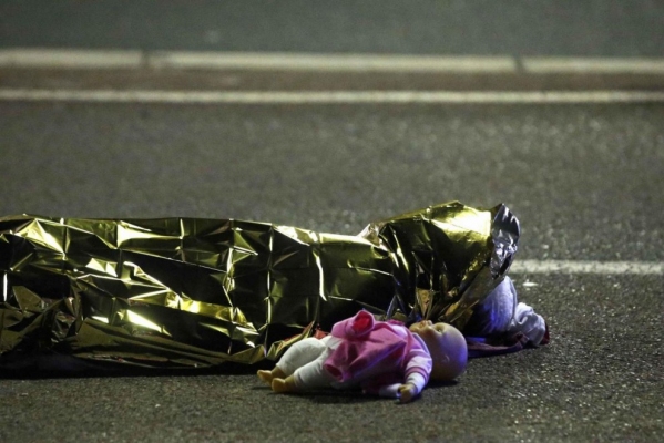 Nizza, una scia di sangue in «asimmetria»