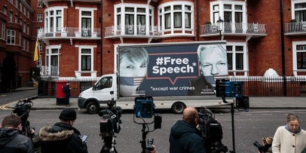 Rampini, Severgnini e Assange: quando l'indignazione è apologetica nei confronti di vecchi e nuovi colonialismi