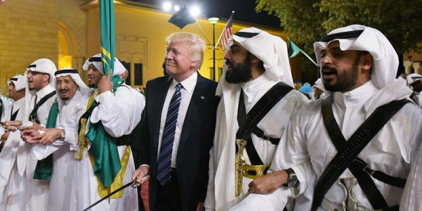 Due motivi per cui il discorso di Trump in Arabia Saudita è grottesco
