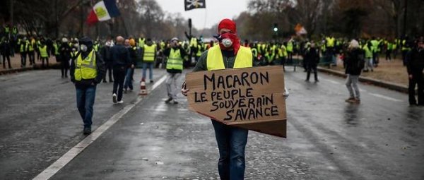 Francia, giubbotti gialli: “nazionalismo” contro “sovranismo”