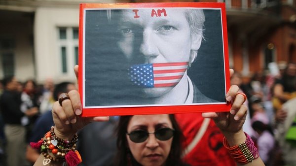 Il pluripremiato giornalista Julian Assange languisce in una prigione britannica di massima sicurezza per incarico del regime Biden