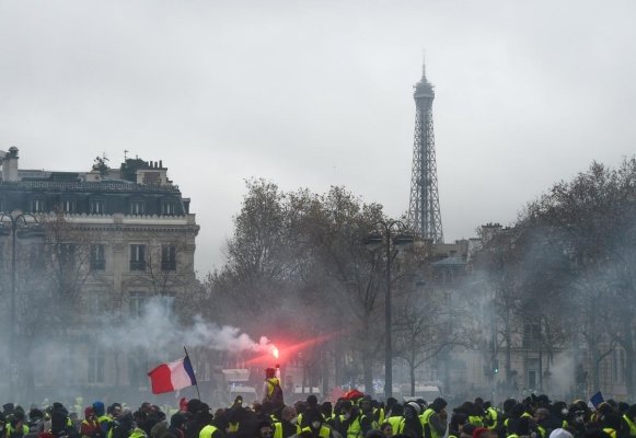 I gilet gialli assediano Parigi,  ma la rivolta può diventare europea