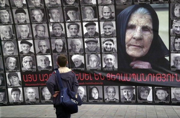 Il Papa, un pericolo pubblico. Sugli armeni, dica la verità.
