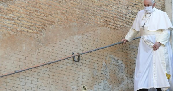 L’intervista censurata da Mediaset a Monsignor Viganò: “Bergoglio era un falso Papa voluto da Davos per la Rivoluzione globalista, ma la Chiesa rinascerà e sarà purificata”