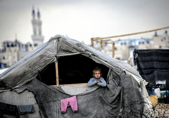 L’indignazione è già finita, le bombe no: cosa succede se ci dimentichiamo di Gaza