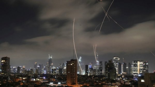 I cieli di Tel Aviv, Epstein e la svolta