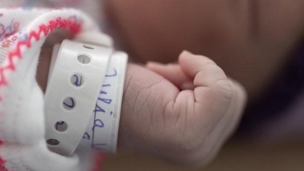 Denatalità, l’estinzione degli italiani