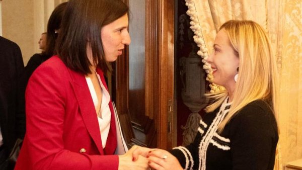 Η Ερινί, η μία της κυβέρνησης και η άλλη της αντιπολίτευσης