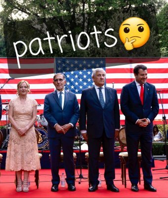Che patriota è uno che si mette in posa davanti a una enorme bandiera straniera?