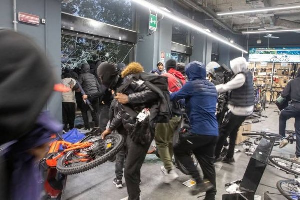 Non è un assalto ai forni: i violenti vogliono vestiti e orologi