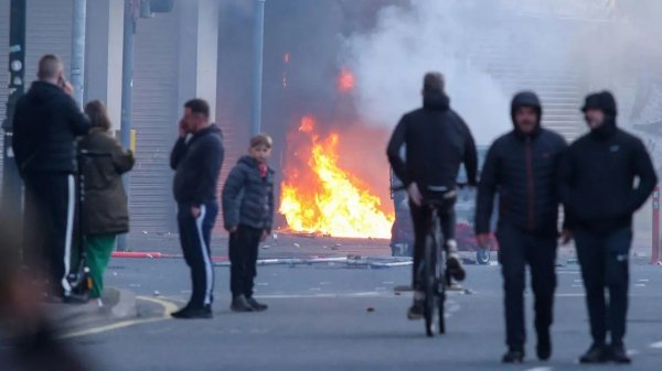 Da Belfast, le fiamme di rivolta contro l'odio antieuropeo