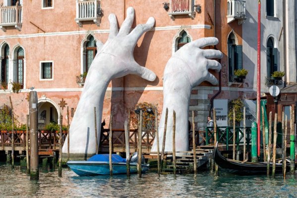 La Biennale al guinzaglio