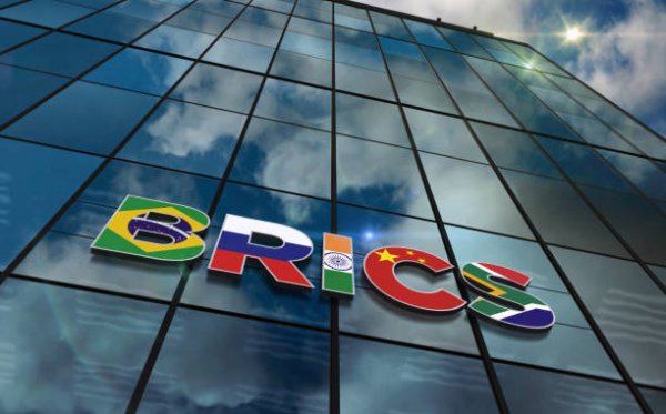 Dal declino silenzioso del dollaro all&rsquo;ascesa del sistema finanziario BRICS+