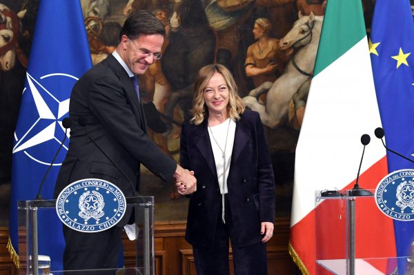Le bugie hanno le ali, e qualche volta decollano da una base militare italiana