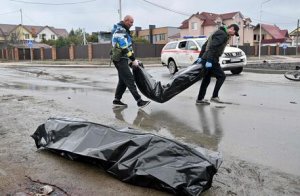 “Corpi trascinati coi cavi”: i 12 dubbi su Bucha