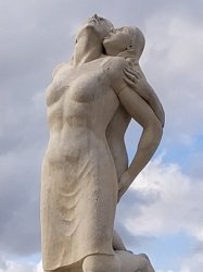 Oggi è un giorno di sofferenza per la dittatura della neolingua