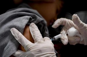 I “vaccini” a mRNA, “sicuri ed efficaci”, hanno causato più casi di Covid e più decessi del virus stesso