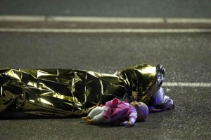 Nizza, una scia di sangue in «asimmetria»