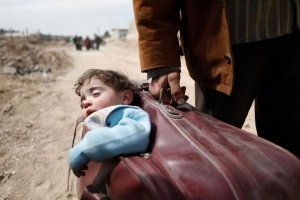 Il bambino nella valigia:  immagine simbolo di Ghouta
