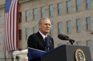 Donald Rumsfeld, massacratore dell’Iraq. Un criminale di guerra