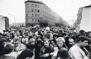 Il crollo del muro inaugura la società aperta, parola di Soros
