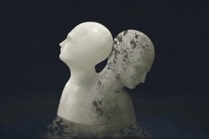 Infodemia istituzionale e stati ontologici dissociativi
