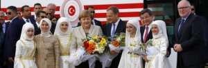 Merkel e Tusk tra i profughi, uno spettacolo osceno